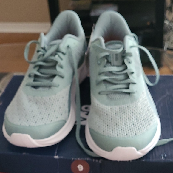 🚺 Ladies 👟 Sneakers size 9 - Picture 2 of 8